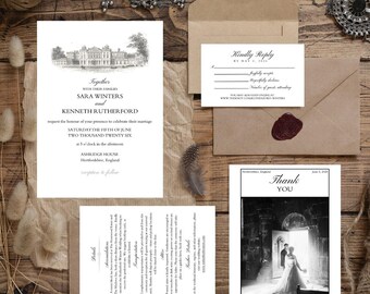 Könnte beinhalten: Hochzeitseinladungs-Set mit einer Haupteinladung mit einer detaillierten Illustration eines Herrenhauses, einer RSVP-Karte, einer Detailkarte und einer Dankeskarte. Das Set enthält einen braunen Umschlag und ein Wachssiegel.