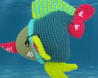 かぎ針編みのノコギリ魚と片眼鏡