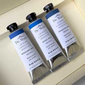 De Mairo Sare Sang Blue oil paint set arranged with Midnight Blue, Azure Blue, and Charcoal Blue tubes.