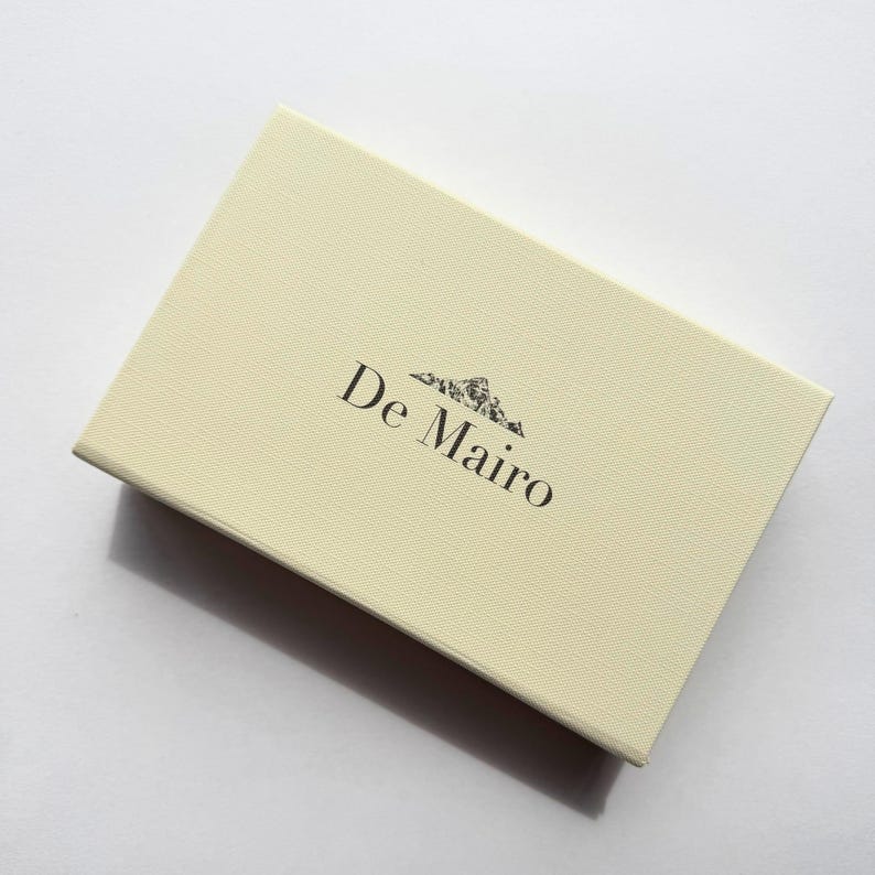 Cream De Mairo product box for premium Sare Sang Blue gemstone oil paint set.