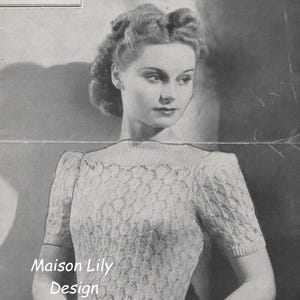 Puede incluir: Imagen en blanco y negro de una mujer con un top de punto con un patrón de encaje de diamantes. El top tiene mangas cortas y un dobladillo acanalado. El texto "JUST LIKE LACE" y "WELDONS LEAFLET" son visibles.