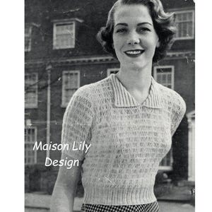 Puede incluir: Fotografía en blanco y negro de una mujer con un top de punto de manga corta y cuello. El top tiene un patrón texturizado. El texto "Maison Lily Design" es visible. La mujer sonríe frente a un edificio.