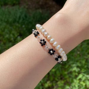 Beaded Flower Bracelet｜Handmade  bracelet｜Black Floral bracelet｜Daisy Bracelet｜Gift for Her｜Birthday Gift｜Friendship bracelet