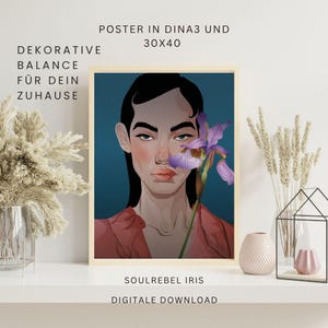 Könnte beinhalten: Gerahmter Kunstdruck mit einem Porträt einer Person und einer Irisblume. Das Kunstwerk hat einen tealblauen Hintergrund. Der Text enthält "SOULREBEL IRIS" und "DIGITALE DOWNLOAD". Die Rahmengröße beträgt 30x40 cm.