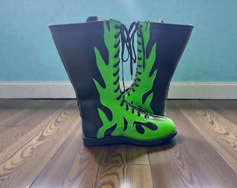 Botas de lucha para hombre, de cuero personalizado, equipo WWE, zapatos negros de luchador profesional, calzado de combate con cordones largos, diseño de llama verde.