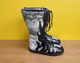 Botas de lucha para hombre, de cuero personalizado, equipo WWE, zapatos negros de luchador profesional, calzado de combate con cordones largos, diseño de llamas de piel de serpiente.
