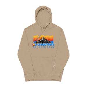 Puede incluir: Una sudadera con capucha de color beige con un bolsillo delantero y una capucha. La parte delantera presenta un gráfico de una cordillera con el texto "Colorado 14ers, Torreys Peak". La manga tiene el texto "14.272 ft".