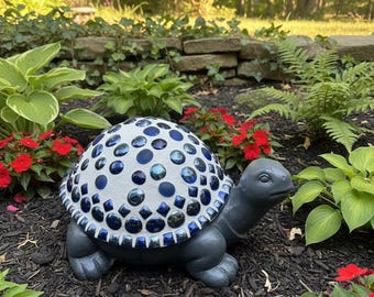 Estatua de jardín de tortuga hecha a mano y elaborada artesanalmente decorada con azulejos de cerámica azul y gemas de vidrio.