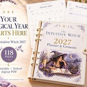 Puede incluir: Una agenda y grimorio 2027 con cubierta color crema y encuadernación de anillas doradas. La portada muestra una ilustración de una persona con sombrero escribiendo en un libro, con el texto The Intuitive Witch 2027 Planner & Grimoire. 118 páginas.
