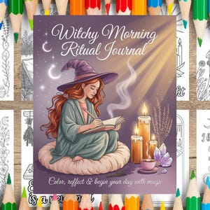 Peut inclure: Illustration de la couverture d'un "Witchy Morning Ritual Journal". Une femme aux cheveux roux et un chapeau de sorcière écrit dans un livre, entourée de bougies et de cristaux. Le texte "Color, reflect & begin your day with magic" est visible.