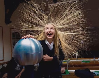 Van-De-Graaff Generator Motorised In Heavy Motor With All Practical Accessories