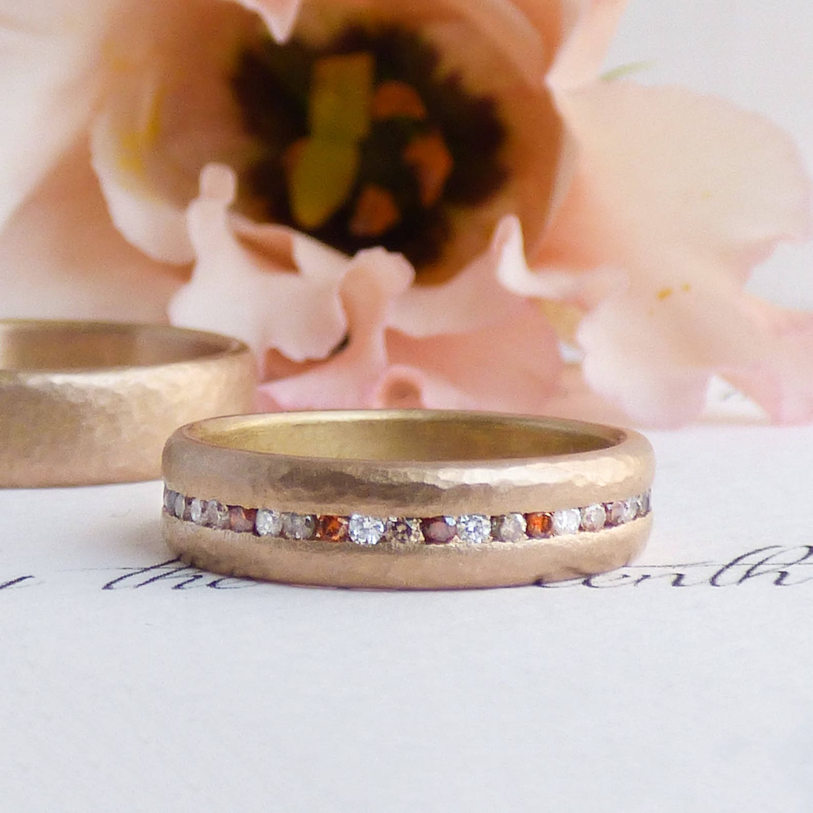 Мусульманские обручальные кольца для мужчин. Мусульманка обручальным кольцом. Мусульманские обручальные кольца из золота. Мусульманские обручальные кольца. Обручальные кольца мусульманские мужские.