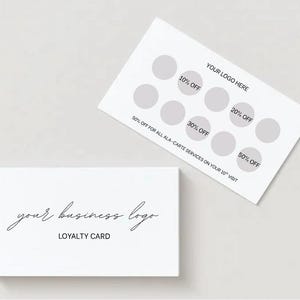 Op de afbeelding: Twee witte klantenkaarten met zwarte tekst. Eén kaart leest "your business logo" en "LOYALTY CARD". De andere kaart heeft de tekst "YOUR LOGO HERE" en biedt kortingen van 10%, 20%, 30% en 50% aan.