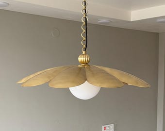 Lámpara colgante de latón hecha a mano con forma de pétalos florales, globo de cristal opalino, iluminación vintage moderna.