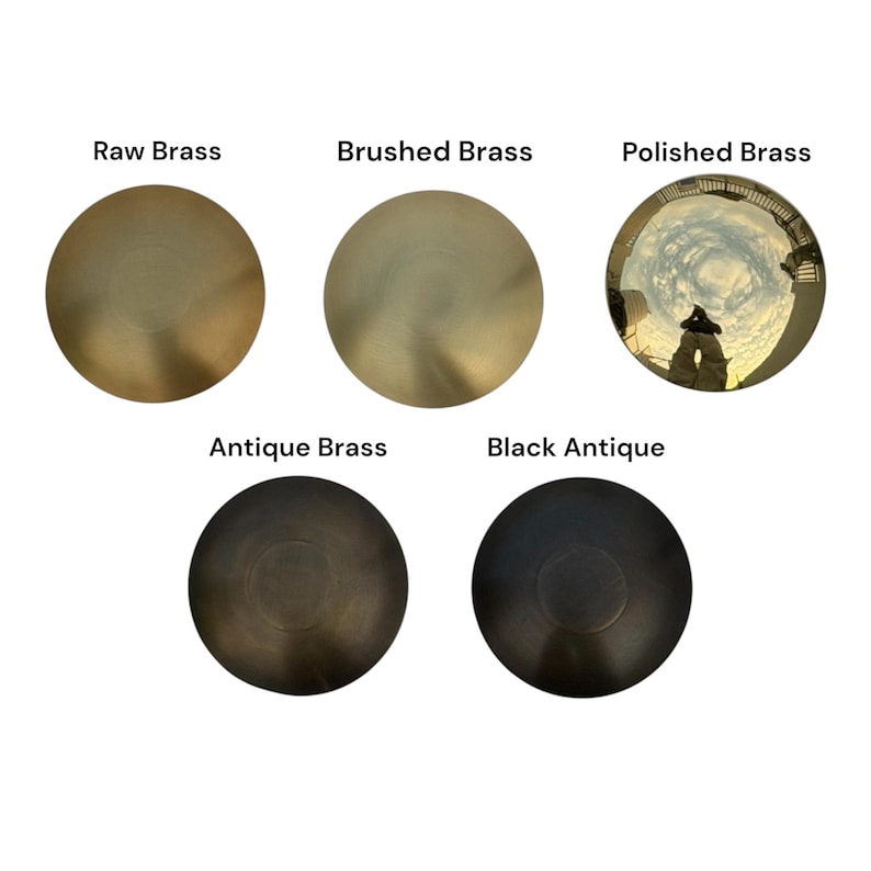 Puede incluir: Cinco discos met&aacute;licos circulares que muestran diferentes acabados: Raw Brass, Brushed Brass, Polished Brass con una superficie reflectante, Antique Brass y Black Antique. Cada disco est&aacute; etiquetado con su nombre de acabado respectivo.