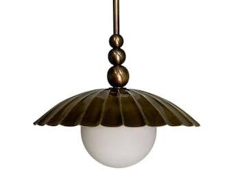 Wisząca lampa mosiężna z kloszem w kształcie muszli i mlecznym szkłem.