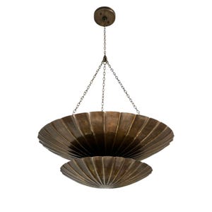 Op de afbeelding: Een bronzen, tweelaagse hanglamp. De lamp heeft een ronde plafondbevestiging en wordt opgehangen aan kettingen. De twee komvormige kappen hebben een geribbeld ontwerp. De lamp is geschikt voor een eetkamer of woonkamer.