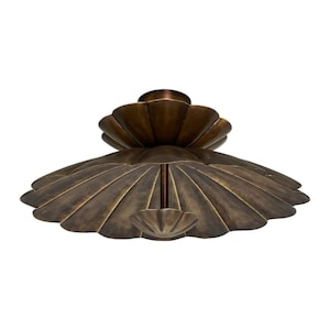 Könnte beinhalten: Bronze-farbene Deckenleuchte mit einem geschichteten, muschelförmigen Design. Die Leuchte hat einen zentralen Stiel und einen breiten, fächerartigen Schirm. Die Gesamtform ähnelt einer stilisierten Blume.