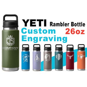 Puede incluir: Una colección de botellas Yeti Rambler, cada una con un asa y tapa negras. Las botellas vienen en varios colores, incluyendo verde, azul, morado, gris, turquesa, rojo y naranja. Cada botella tiene un diseño de grabado personalizado. El texto en la imagen dice "YETI Rambler Bottle 26oz Custom Engraving."
