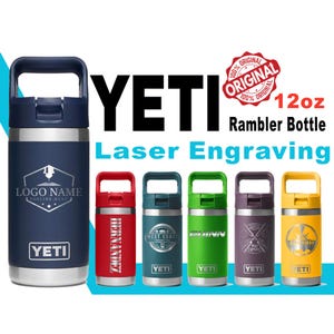 Puede incluir: Una colección de botellas YETI Rambler de 12 oz en varios colores, incluyendo azul marino, rojo, verde azulado, verde, morado y amarillo. Cada botella tiene un asa y un diseño grabado con láser. La botella azul marino muestra un logotipo.