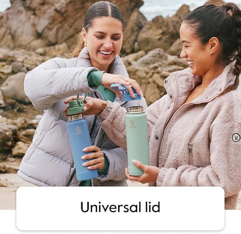 Pode incluir: Duas mulheres segurando garrafas de &aacute;gua azuis e verdes com tampas universais. As garrafas t&ecirc;m formato cil&iacute;ndrico e um logotipo. O texto da imagem diz "Universal lid".