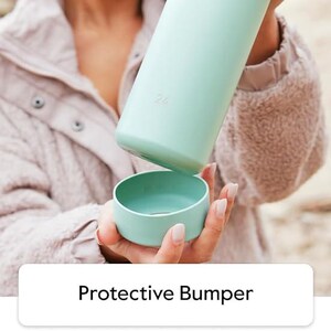 Pode incluir: Uma garrafa de &aacute;gua verde claro com um para-choque protetor a condizer. A garrafa tem o n&uacute;mero 24 impresso. O para-choque &eacute; um pequeno recipiente redondo e aberto. O texto "Protective Bumper" est&aacute; na parte inferior da imagem.