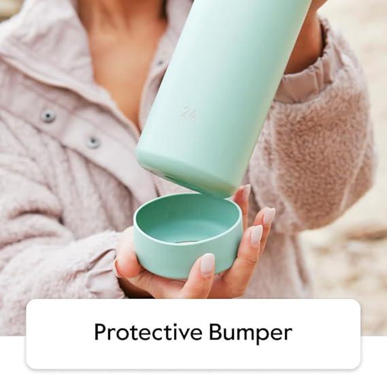 Pode incluir: Uma garrafa de &aacute;gua verde claro com um para-choque protetor a condizer. A garrafa tem o n&uacute;mero 24 impresso. O para-choque &eacute; um pequeno recipiente redondo e aberto. O texto "Protective Bumper" est&aacute; na parte inferior da imagem.