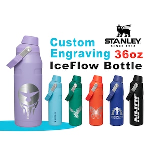 947 ml Stanley IceFlow-flaska | Personlig flaska i rostfritt stål med integrerad kapsylhållare och lock | Lätt och läckagesäker.