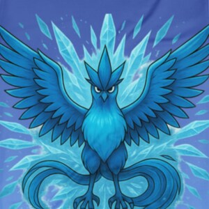 K&ouml;nnte beinhalten: Blaues T-Shirt mit einer stilisierten Illustration eines blauen Vogels mit ausgebreiteten Fl&uuml;geln, umgeben von Eiskristallen. Der Vogel hat einen ernsten Ausdruck und befindet sich vor einem blauen Farbverlauf.