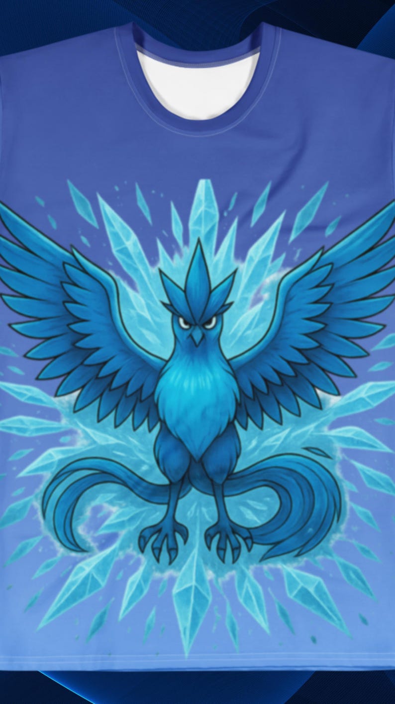 K&ouml;nnte beinhalten: Blaues T-Shirt mit einer stilisierten Illustration eines blauen Vogels mit ausgebreiteten Fl&uuml;geln, umgeben von Eiskristallen. Der Vogel hat einen ernsten Ausdruck und befindet sich vor einem blauen Farbverlauf.