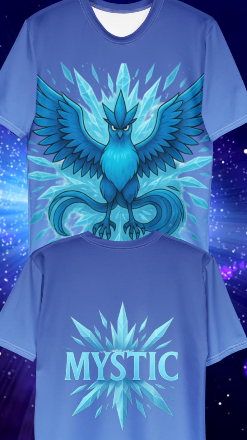 K&ouml;nnte beinhalten: Zwei blaue T-Shirts. Das obere Shirt zeigt eine detaillierte Illustration eines blauen Vogels mit ausgebreiteten Fl&uuml;geln, umgeben von Eiskristallen. Das untere Shirt zeigt das Wort "MYSTIC" in einer stilisierten Schriftart, ebenfalls mit Eiskristall-Akzenten.