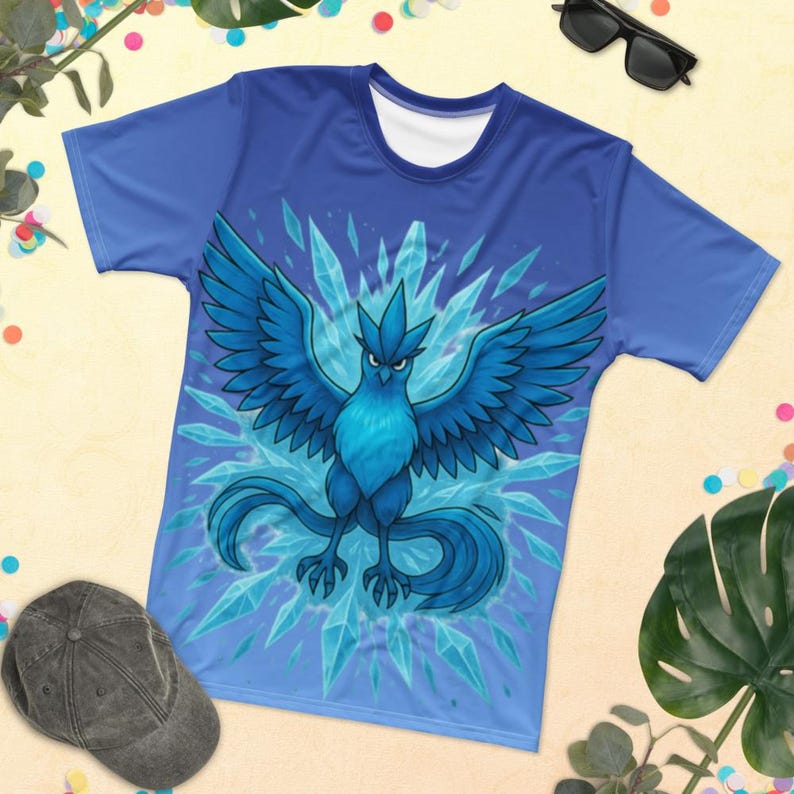 K&ouml;nnte beinhalten: Blaues T-Shirt mit einer Grafik eines blauen Vogels mit ausgebreiteten Fl&uuml;geln und einem Hintergrund aus Eiskristallen. Der Vogel hat einen strengen Ausdruck. Das Shirt hat ein blaues Farbverlauf-Design und einen wei&szlig;en Kragen.