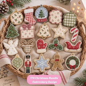 Puede incluir: Una colección de veintiún adornos navideños bordados en una cesta de mimbre, con formas como un calcetín, una bola de nieve, un regalo, una campana, una estrella, un bastón de caramelo, un ángel, un reno, un guante, acebo, trineo y un cascanueces.