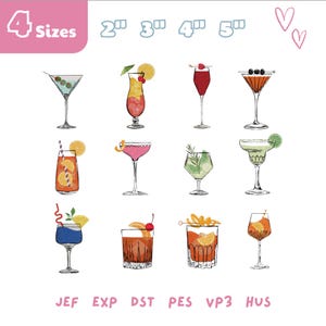 Può includere: Un'illustrazione di dodici diversi bicchieri da cocktail, ognuno riempito con una bevanda e una guarnizione uniche. L'immagine include il testo "4 Taglie" e formati di file di ricamo. I cocktail sono di vari colori, tra cui blu, arancione e rosso.