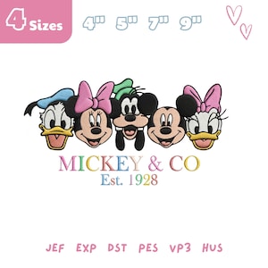 Puede incluir: Diseño de bordado con las caras de Pato Donald, Minnie Mouse, Goofy, Mickey Mouse y Daisy Duck. El texto "MICKEY & CO Est. 1928" está debajo de los personajes. La imagen también incluye opciones de tamaño: 10 cm, 13 cm, 18 cm y 23 cm.