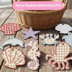 Puede incluir: Una colección de formas de tela con temática oceánica que incluye un caballito de mar, un pulpo, un cangrejo, una estrella de mar, un delfín y conchas con varios patrones florales, de cuadros y de lunares, frente a una cesta de mimbre con el texto Ocean Applique Embroidery File.