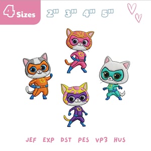 Op de afbeelding: Vier geborduurde katten superheld ontwerpen in verschillende kleuren, waaronder oranje, roze, geel en teal. Elke kat draagt een masker en een superhelden outfit. De afbeelding bevat ook de tekst "4 Maten" en borduur bestandsformaten.