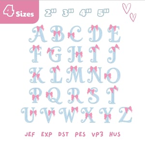 Może przedstawiać: Zestaw alfabetu do haftu z jasnoniebieskimi literami i różowymi kokardkami. Widoczny jest tekst 4 Sizes, 2, 3, 4, 5 inches oraz formaty plików JEF, EXP, DST, PES, VP3, HUS. Każda litera jest ozdobiona dekoracyjną różową kokardką.