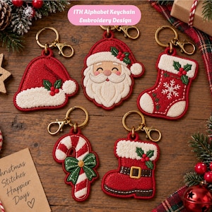 Puede incluir: Cinco llaveros bordados con motivos navideños que incluyen un gorro de Papá Noel, una cara de Papá Noel, un calcetín, un bastón de caramelo con un lazo verde y una bota con hebilla. Cada llavero tiene un cierre de mosquetón de metal dorado.