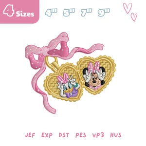 Op de afbeelding: Een geborduurd ontwerp met twee hartvormige medaillons met Minnie en Daisy Duck. De medaillons zijn goudkleurig met een textuurpatroon. Bovenop zit een roze strik met witte stippen en vloeiende linten. Het ontwerp is verkrijgbaar in 4 maten: 10cm, 13cm, 18cm, en 23cm.