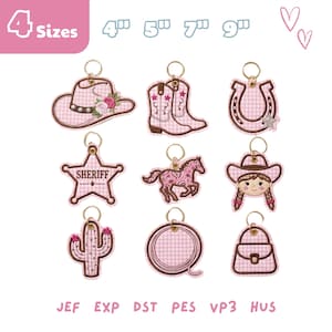 Op de afbeelding: Een verzameling roze en witte geruite sleutelhangers met een Western thema. Ontwerpen zijn onder meer een cowboyhoed, laars, hoefijzer, sheriff-badge, paard, cowgirl, cactus, lasso en handtas. De maten zijn 10 cm, 13 cm, 18 cm en 23 cm.