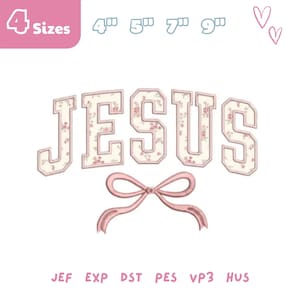 Peut inclure: Un motif de broderie affichant le mot JESUS dans une police universitaire avec un motif floral crème et rose, souligné de rose. Sous le texte se trouve un nœud en ruban rose. L'image indique 4 tailles : 10,16 cm, 12,7 cm, 17,78 cm et 22,86 cm.