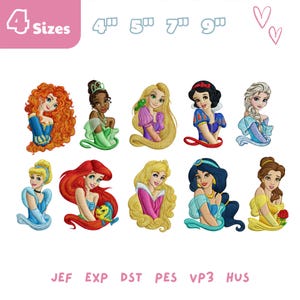 Può includere: Disegni ricamati di varie principesse, tra cui Merida, Tiana, Rapunzel, Biancaneve ed Elsa. L'immagine include anche Cenerentola, Ariel, Aurora, Jasmine e Belle. I disegni sono disponibili in 4 misure.