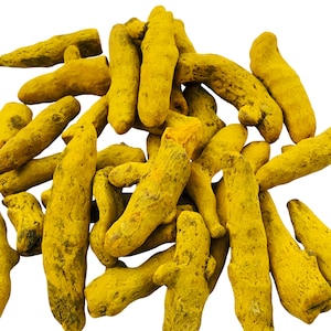 Puede incluir: Un montón de raíces de cúrcuma de color amarillo brillante, con una apariencia rugosa y texturizada. Las raíces son de diferentes tamaños y formas, con un color natural vibrante. La imagen está bien iluminada, destacando los detalles de la especia.