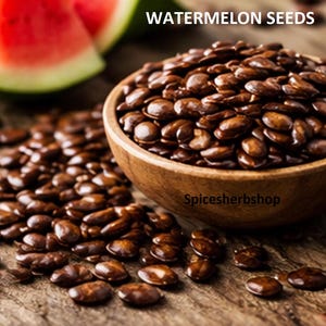 Op de afbeelding: Een houten kom gevuld met donkerbruine watermeloenzaden, met meer zaden verspreid op een houten oppervlak. Schijfjes rode watermeloen zijn zichtbaar op de achtergrond. De tekst "WATERMELON SEEDS" staat bovenaan.