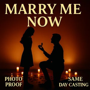 Può includere: Silhouette di un uomo che propone matrimonio a una donna. La scritta "MARRY ME NOW" è in alto, con "PHOTO PROOF" e "SAME DAY CASTING" in basso. Candele e petali di rosa creano un'atmosfera romantica.