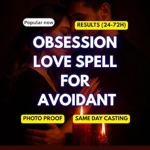 Pode incluir: Uma imagem escura e atmosférica com duas pessoas próximas, iluminadas pelo brilho quente de duas velas acesas. O texto diz: Popular now, RESULTS (24-72H), OBSESSION LOVE SPELL FOR AVOIDANT, PHOTO PROOF e SAME DAY CASTING.