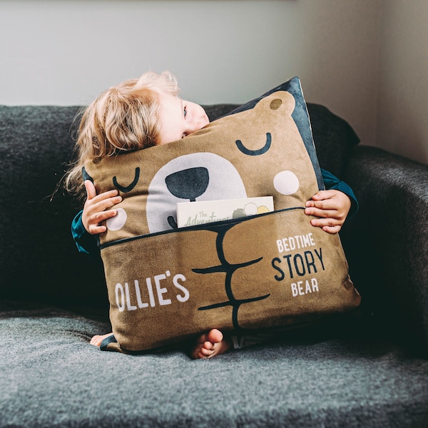 Benutzerdefinierte Gute-Nacht-Geschichten-Bär-Taschenkissen | Kissen | Kinderzimmer Dekor | Niedliche Kinder Dekor | Kinderbuchkissen | Geschenk für Kleinkinder