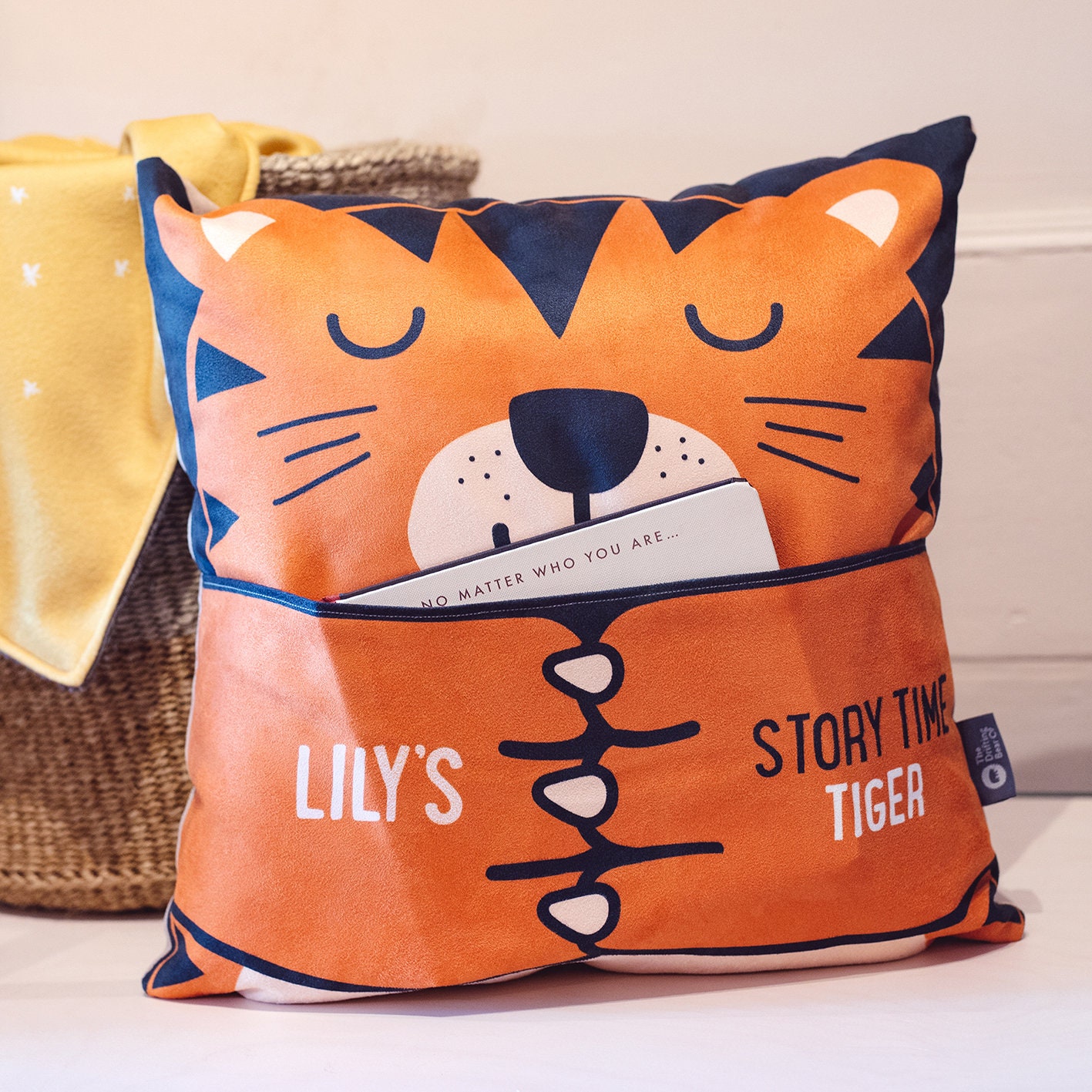 coussin tigre personnalisé l'heure du conte avec poche | cadeau idéal pour un enfant anniversaire, lecture, heure conte