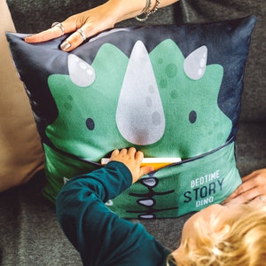 Coussin Dino L'heure du conte personnalisé avec poche | Cadeau idéal pour un enfant | Anniversaire, Baby shower, Cadeau lecture, Heure du conte